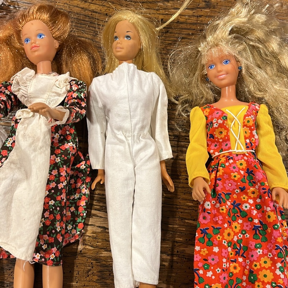 Three vintage Barbies with three vintage dresses - Picture 2 of 7